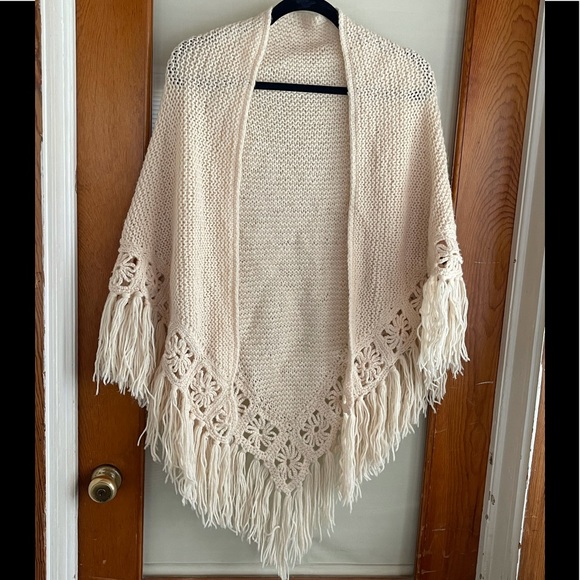 Vintage Accessories - WEEKEND SALE Vintage wool shawl w/fringe